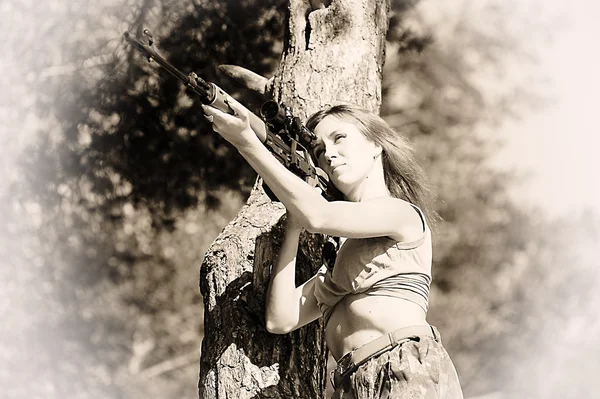 Kvinna med gevär — Stockfoto