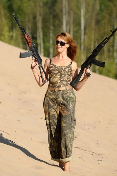ライフルを持つ女性 — ストック写真