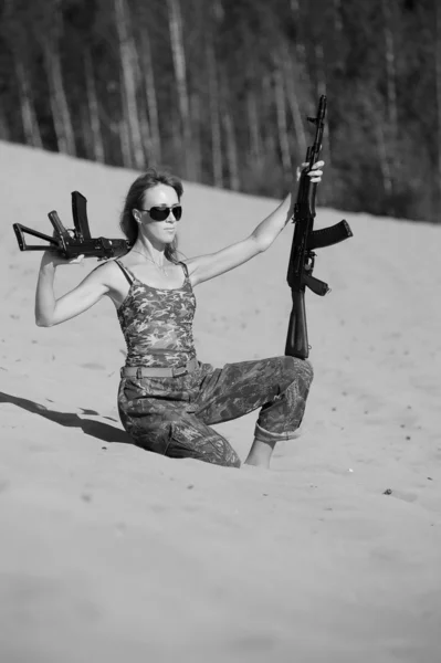 Femme avec fusil — Photo