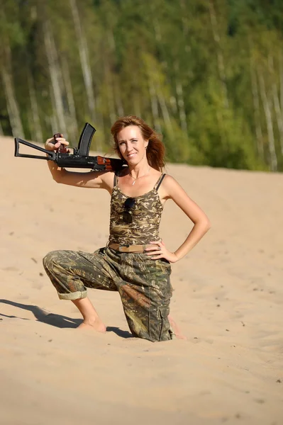 Donna con fucile — Foto Stock