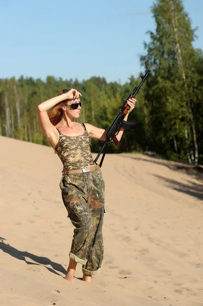 Vrouw met geweer — Stockfoto