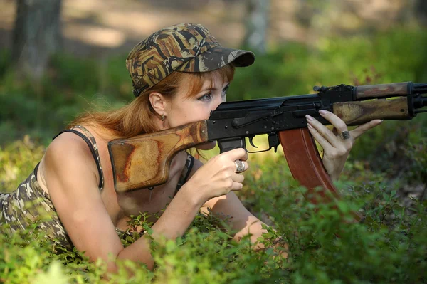 Жінка з гвинтівки — стокове фото