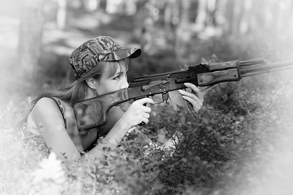 Femme avec fusil — Photo