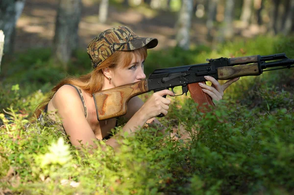 Mujer con rifle — Foto de Stock