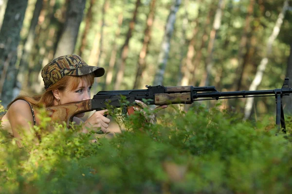 Mujer con rifle —  Fotos de Stock