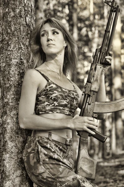 Frau mit Gewehr — Stockfoto