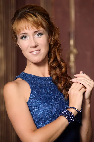 Junge elegante Frau in einem blauen Kleid — Stockfoto