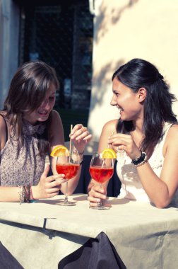 bir kokteyl alırken iki genç kız