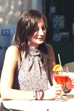 bir kokteyl alırken iki genç kız