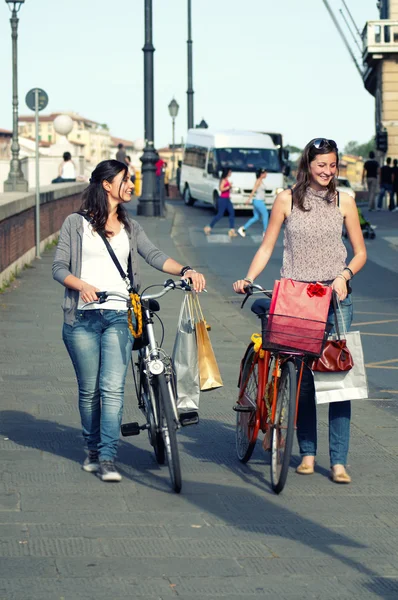 Dos chicas mientras hacen compras en bicicleta a Pisa — Foto de Stock