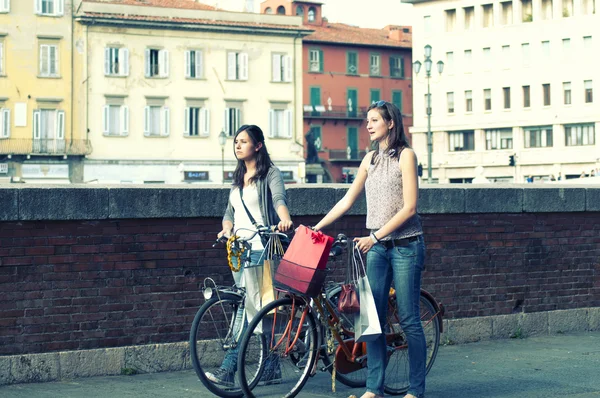 Two Girls While they make shopping in bicycle to Pisa — Stockfoto