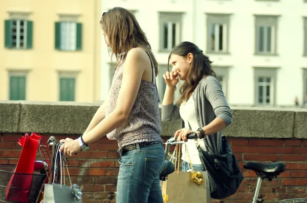 两个女孩虽然他们使购物在自行车到比萨 — 图库照片