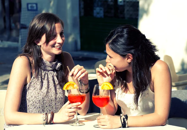 Bir kokteyl alırken iki genç kız — Stok fotoğraf