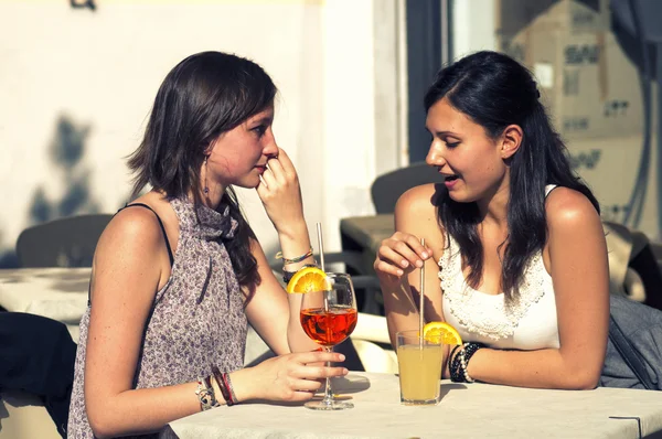 Двое молодых людей пьют холодный коктейль — стоковое фото