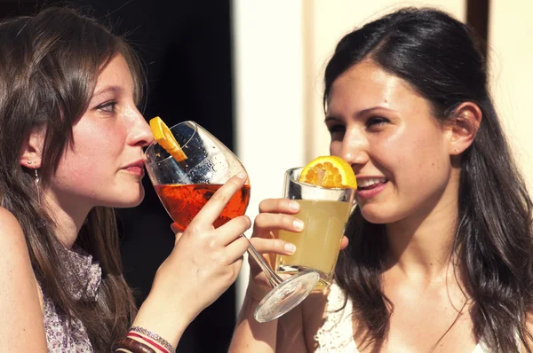 Two young While They Take a Cold Cocktail — Stock Photo, Image