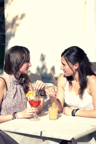 İçecek bir şey alırken iki genç kız — Stok fotoğraf
