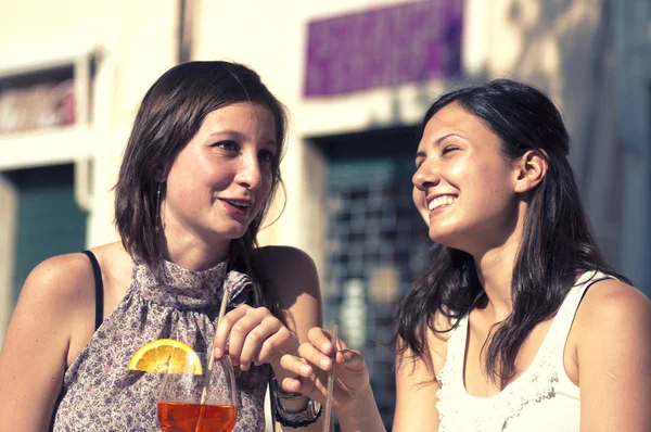 Dos chicas jóvenes mientras toman una bebida fría — Foto de Stock