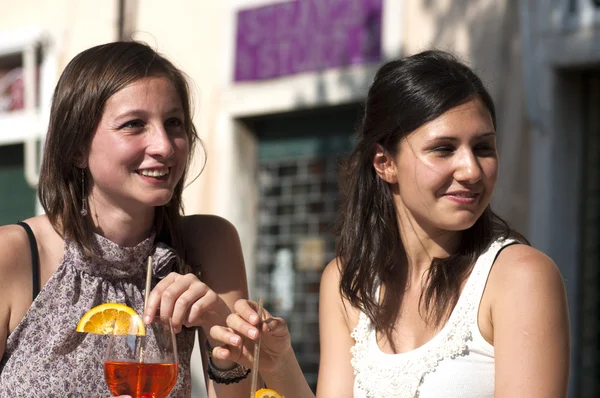 Dos chicas jóvenes mientras toman una bebida fría — Foto de Stock