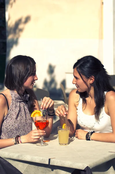 Dwóch młodych dziewcząt, podczas gdy na zimnego drinka — Zdjęcie stockowe
