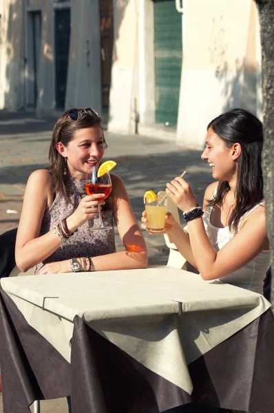Two Young Girls While They Take A Cold Drink — Stock Photo, Image
