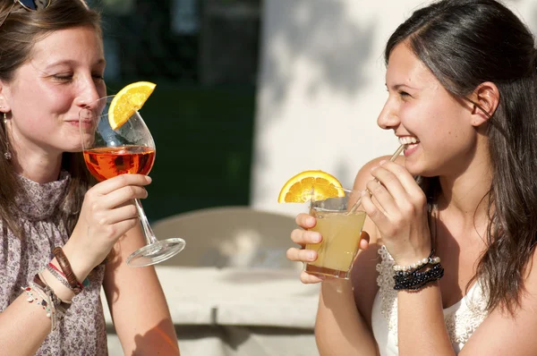 İçecek bir şey alırken iki genç kız — Stok fotoğraf