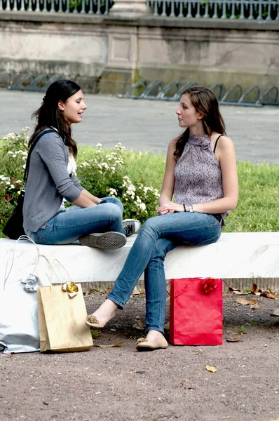 Two Grils While They Speak after to Have Made a Shopping — Stock Photo, Image