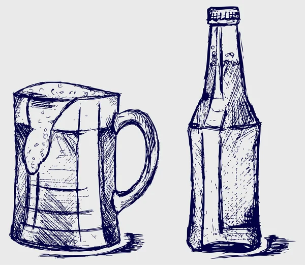 マグカップと瓶ビール — ストック写真