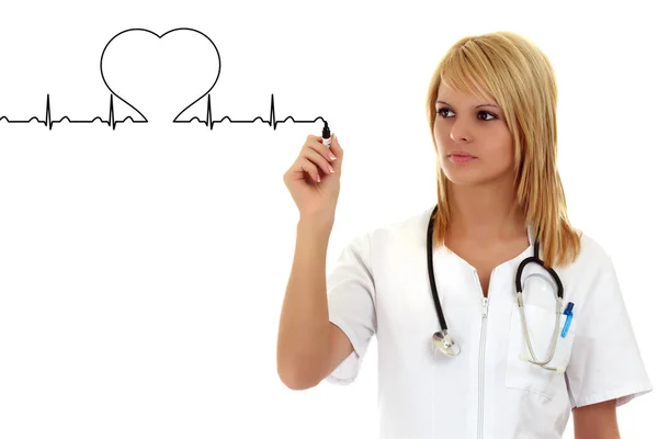 Женщина-врач рисует сердцебиение — стоковое фото