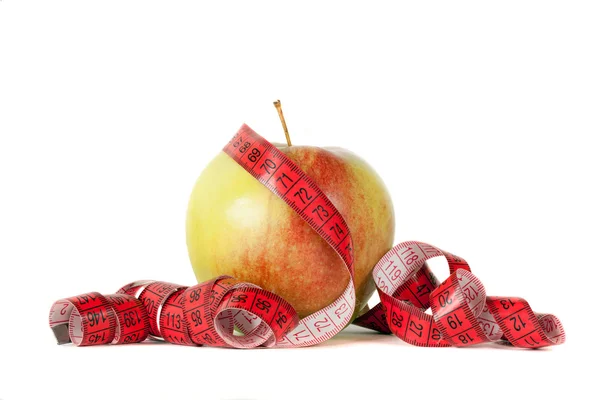 Pomme avec ruban à mesurer sur fond blanc — Photo