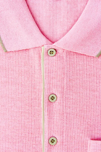 クローズ アップ新しい男性のピンクのポロ t シャツ — ストック写真