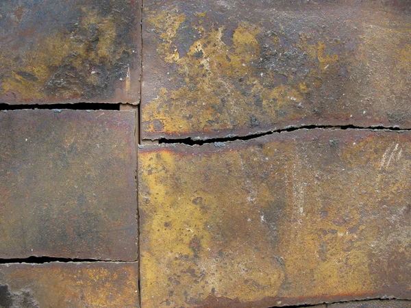 Een constructie met oude geroeste metalen platen — Stockfoto