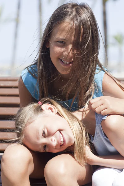 Duas meninas felizes estão juntas — Fotografia de Stock