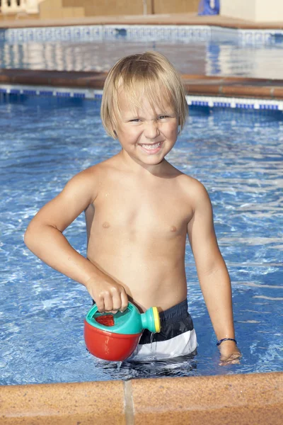 Anak dengan kaleng air di kolam renang — Stok Foto