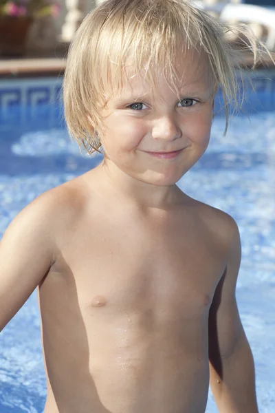 Niño con en la piscina —  Fotos de Stock