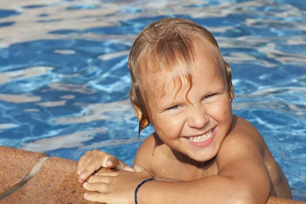 Chlapec je v bazénu. — Stock fotografie