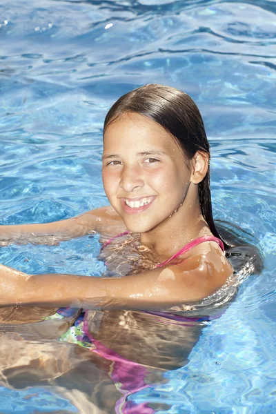 Усміхнена дівчина в басейні — стокове фото