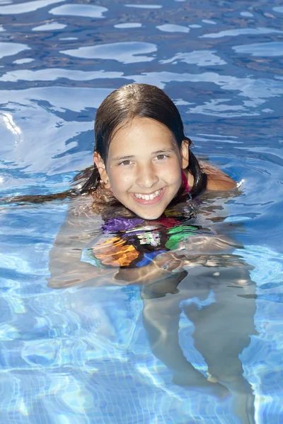 Gadis tersenyum dengan bola di kolam renang — Stok Foto