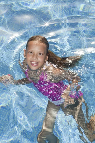Дівчина в ігристий воді — стокове фото