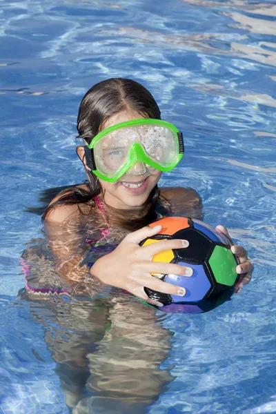 Dívka je plavecký bazén s barevný míč — Stock fotografie