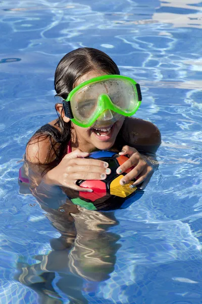 Mädchen ist das Schwimmbad mit Farbkugel — Stockfoto