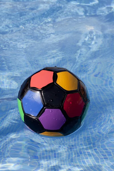 Piłka o różnych kolorach jest w basenie — Zdjęcie stockowe