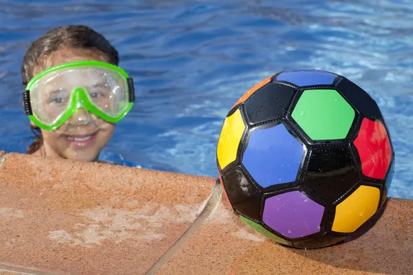 Dívka je plavecký bazén s barevný míč — Stock fotografie