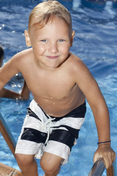 Junge liegt im Schwimmbad — Stockfoto