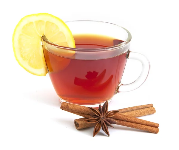 Чашка чая с лимоном, анисовой звездой и корицей — стоковое фото