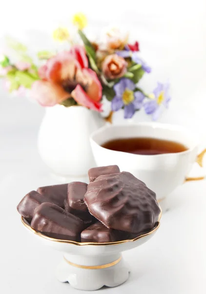 チョコレートと紅茶 1 杯 — ストック写真