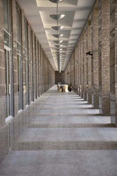 Długi wąski korytarz — Zdjęcie stockowe