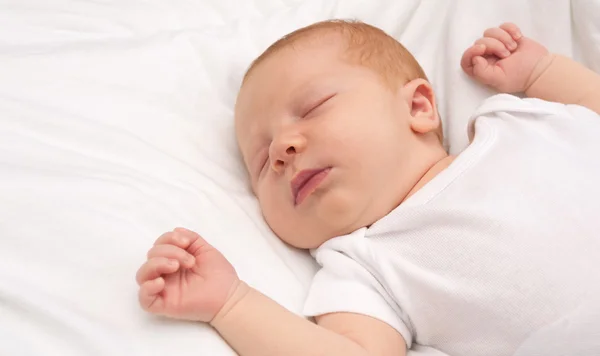 झोपलेला नवजात बाळ — स्टॉक फोटो, इमेज