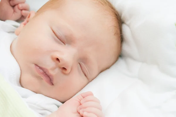 Uyuyan yeni doğan bebek — Stok fotoğraf