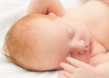 uyuyan yeni doğan bebek