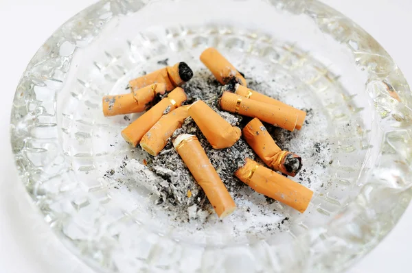 Asbak met sigarettenpeuken — Stockfoto